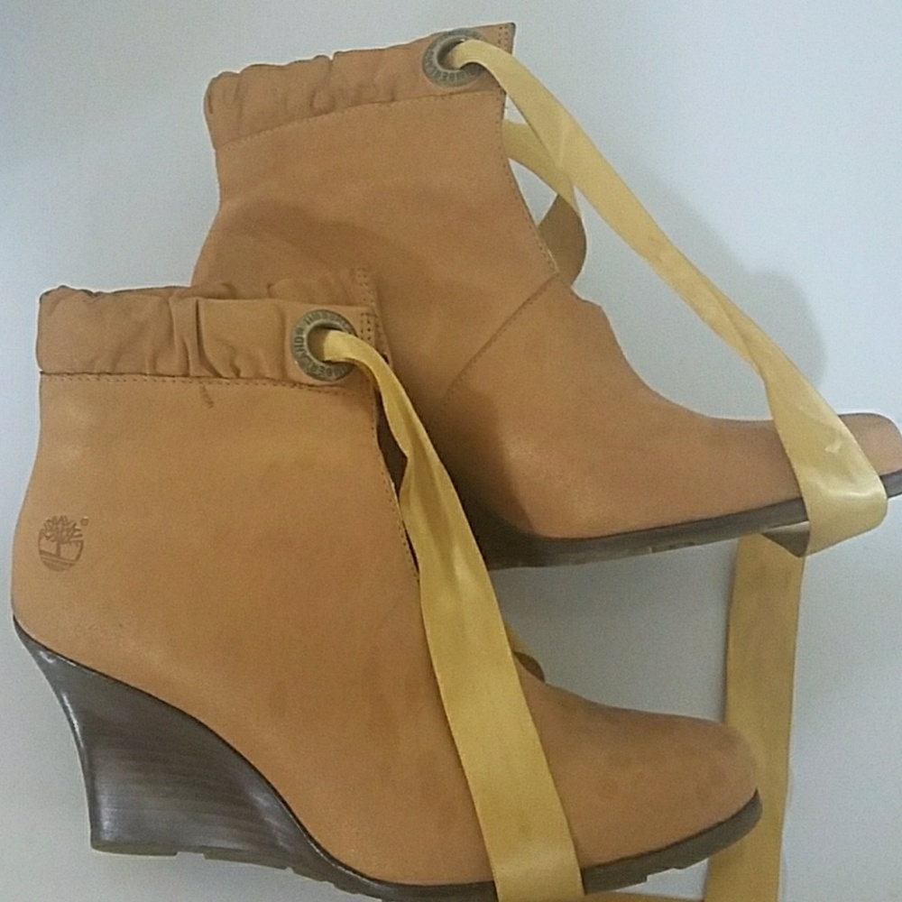 Glittery TIMBERLAND gold lace wedge boots